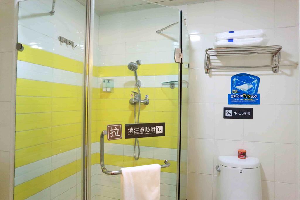 7Days Inn Wuhan Hankou Train Station Huanan Seafood Market Room photo